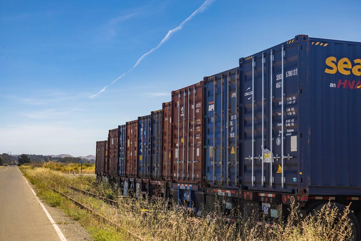 Multimodaler Transport – Kombination von LKW, Bahn und Schiff